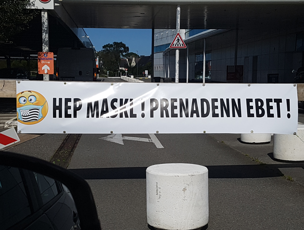Was ich liebe … | Fotos "unter "Wer dich unterrichtet" im Menüpunkt WER WIE WAS von www.feldenkrais-stunden. de | Das Foto ein Banner vor einem Supermarkt in der Bretagne: "Hep maskl - prenadenn ebet". Auf deutsch: ohne Maske - kein Einkauf!| Foto© Claudia Kühne