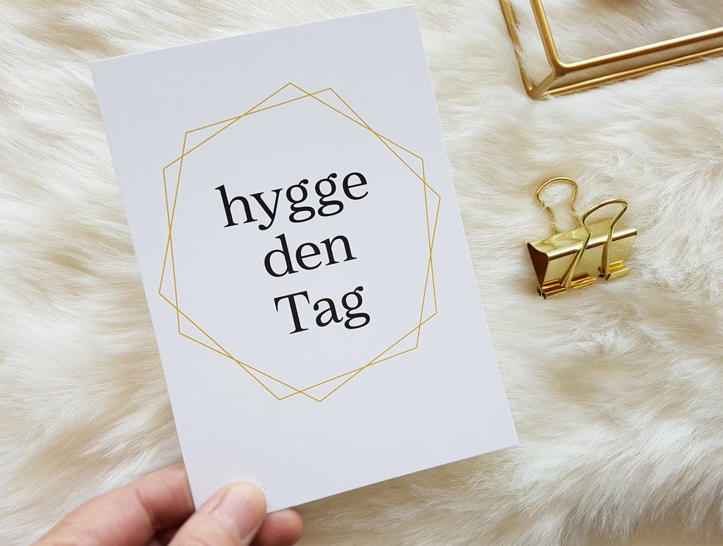 Was ich liebe … | Fotos "unter "Wer dich unterrichtet" im Menüpunkt WER WIE WAS von www.feldenkrais-stunden. de | Das Foto eine Postkarte mit der Aufschrift "hygge den Tag". Erhältlich auf www.1001-idee.de| Foto© Claudia Kühne