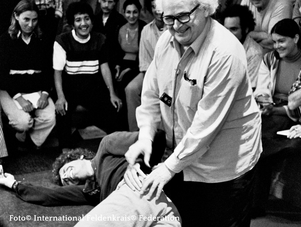 Moshé Feldenkrais demonstriert seinen Studenten die Methode Funktionale Integration | Training San Francisco | Foto© International Feldenkrais® Federation
