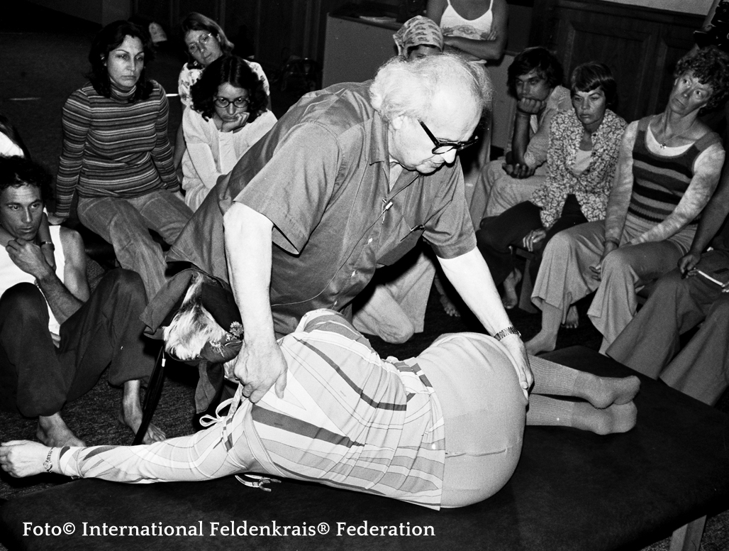 Moshé Feldenkrais demonstriert seinen Studenten die Methode Funktionale Integration | Training San Francisco | Foto© International Feldenkrais® Federation