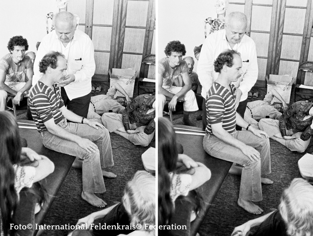Moshé Feldenkrais demonstriert seinen Studenten die Methode Funktionale Integration | Training San Francisco | Foto© International Feldenkrais® Federation