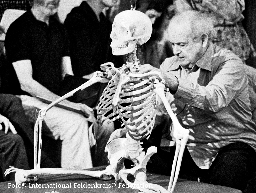 Moshé Feldenkrais demonstriert Funktionale Integration am Skelett | Training San Francisco | Foto© International Feldenkrais® Federation
