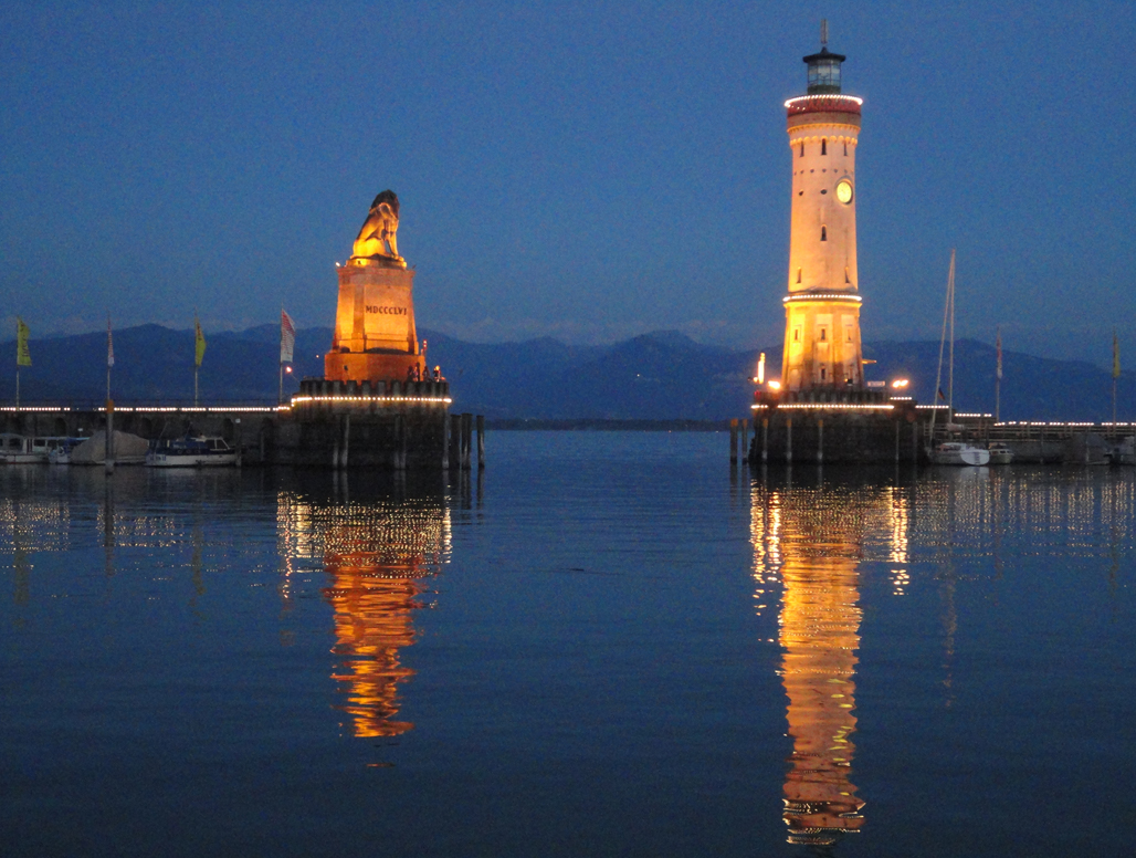 Was ich liebe … | Fotos "unter "Wer dich unterrichtet" im Menüpunkt WER WIE WAS von www.feldenkrais-stunden. de | Das Foto zeigt die Hafeneinfahrt von Lindau bei Nacht.| Foto© Claudia Kühne