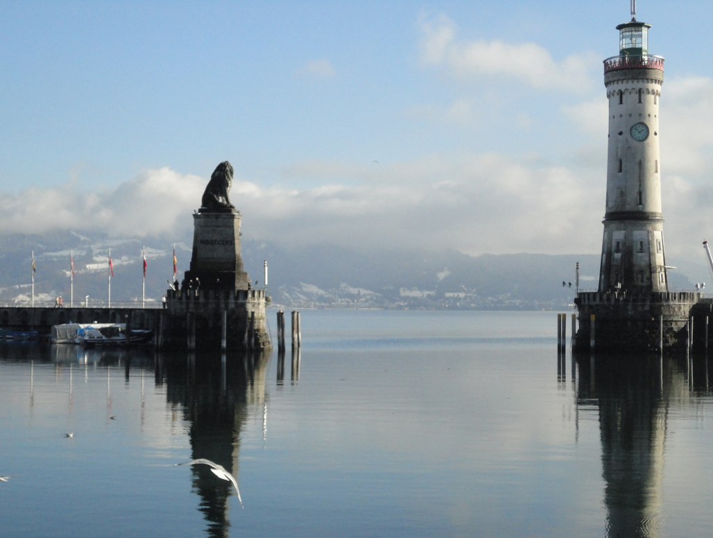 Was ich liebe … | Fotos "unter "Wer dich unterrichtet" im Menüpunkt WER WIE WAS von www.feldenkrais-stunden. de | Das Foto zeigt die Hafeneinfahrt von Lindau mit Blick auf Bregenz und den schneebedeckten Pfänder.| Foto© Claudia Kühne