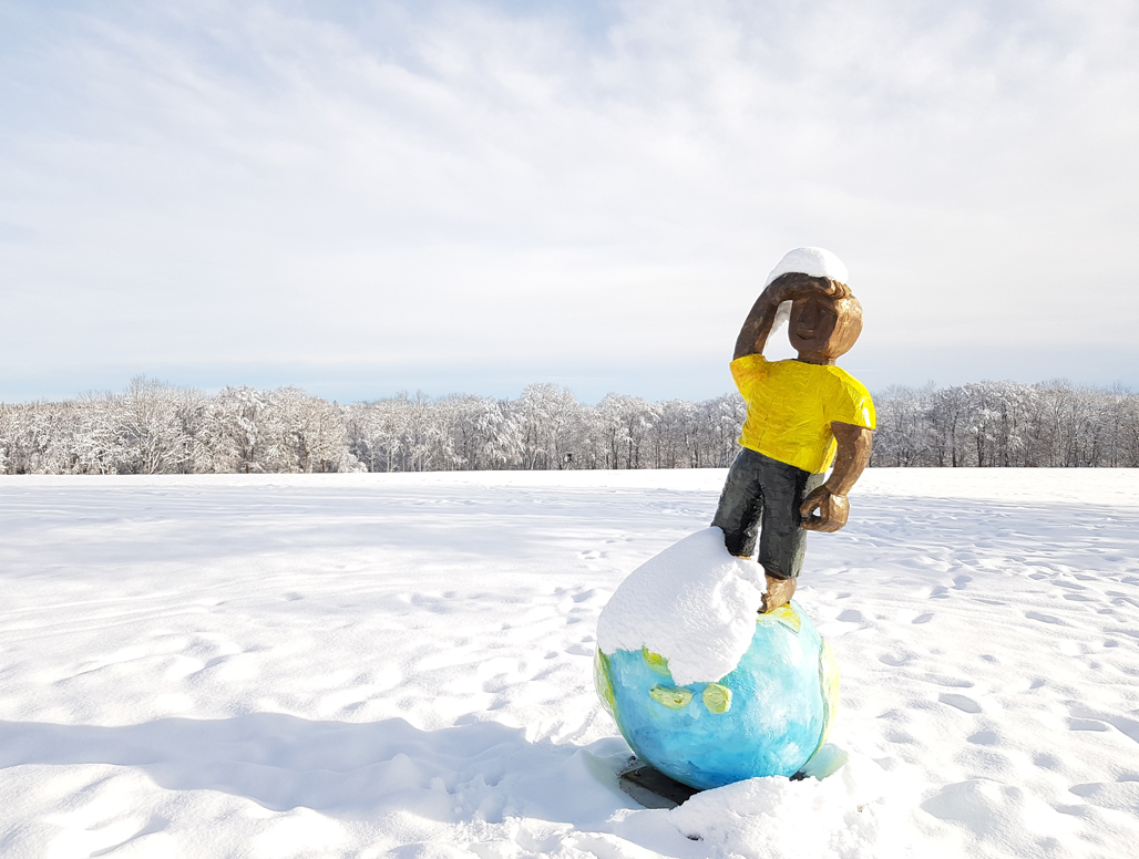 Was ich liebe … | Fotos "unter "Wer dich unterrichtet" im Menüpunkt WER WIE WAS von www.feldenkrais-stunden. de | Das Foto zeigt eine Skulptur auf dem Dreifaltigkeitsberg in Spaichingen bei Schnee : ein Mann der der auf einer Weltkugel steht und in die Ferne blickt.| Foto© Claudia Kühne