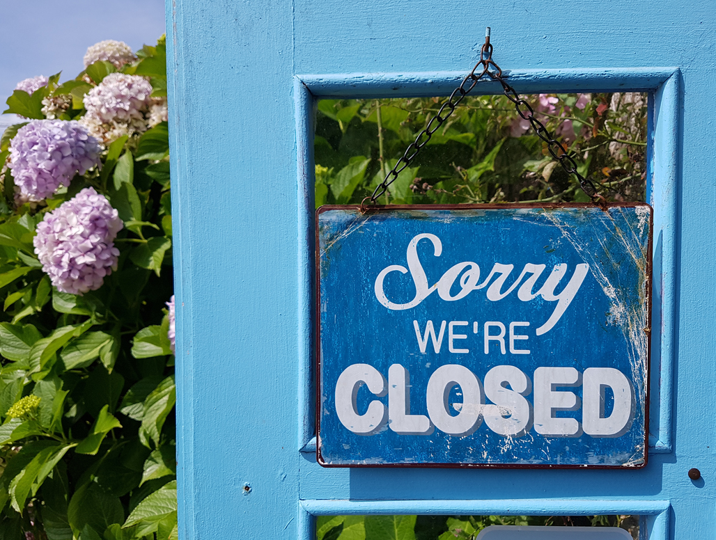 Was ich liebe … | Fotos "unter "Wer dich unterrichtet" im Menüpunkt WER WIE WAS von www.feldenkrais-stunden. de | Das Foto zeigt ein blaues Schild mit der Aufschrift "sorry we are closed".| Foto© Claudia Kühne